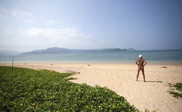 Bolj kot vse na svetu si 89-letnik želi vrnitve na svoj otok. FOTO: Reuters