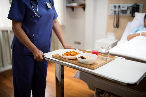Bolnišnična hrana ne sme biti le hrana, ampak tudi terapija. FOTO: Getty Images/istockphoto
