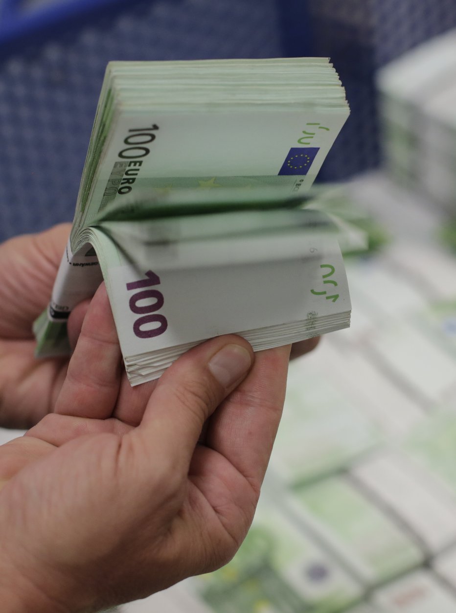 Fotografija: Kdo se bo razveselil zajetnega kupčka denarja? FOTO: Reuters