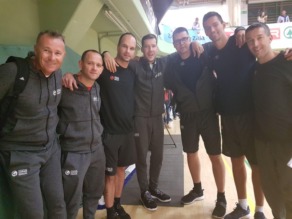 Fotografija: Goran Dragić s svojo trenersko ekipo FOTO: Drago Perko