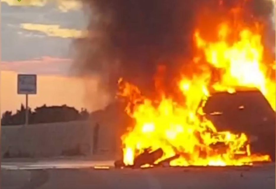 Fotografija: V trčenju motorja in avtomobila sta oba zgorela. FOTO: Youtube, 24sata