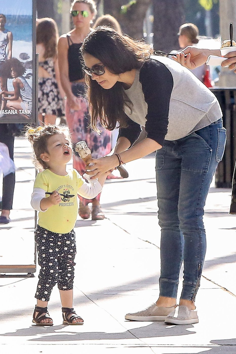 Fotografija: Wyatt Isabelle dobi sladoled najprej pri mamici Mili Kunis, nato pa še pri očku Ashtonu Kutcherju.