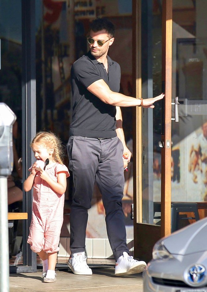 Jamie Dornan pridno nosi igrače, medtem ko se hčerka Dulcie sladka.