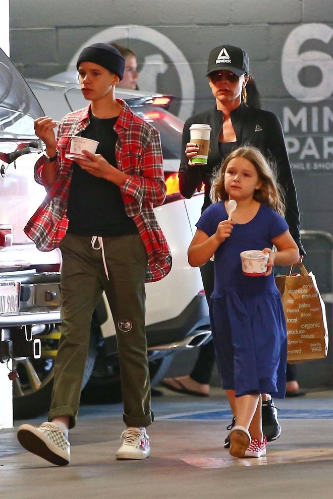 Victoria Beckham gre na kavo, otroka Romeo in Harper pa na sladoled.