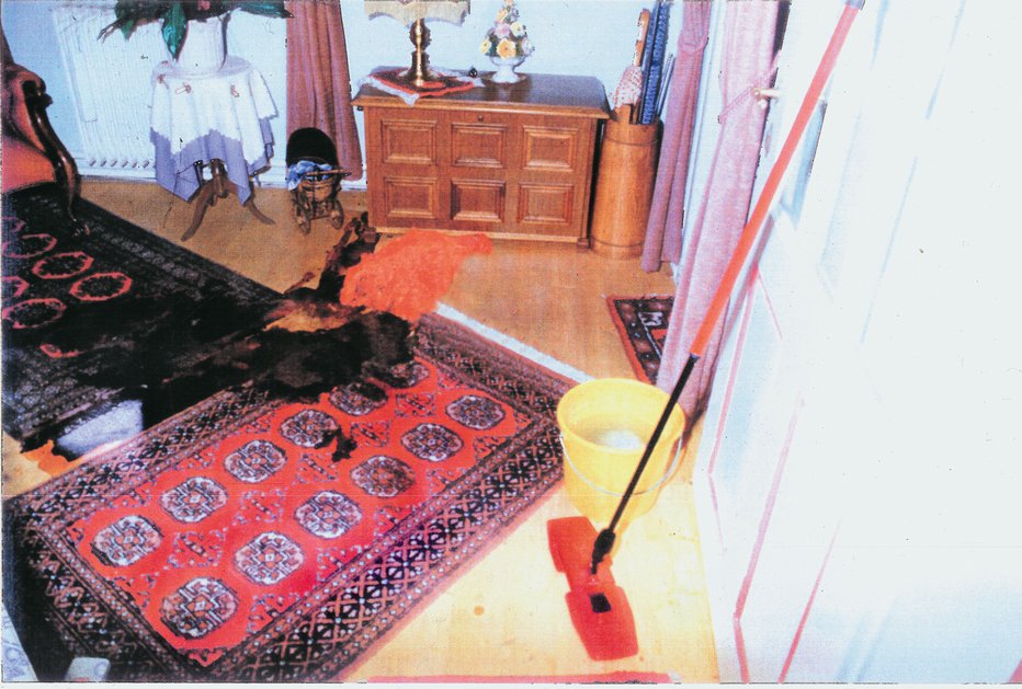 Fotografija: Truplo, zavito v odejo, je ležalo na tleh. FOTO: Vojko Zakrajšek