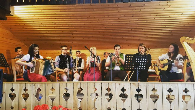 Tina Poljanšek (prva z leve) je zaigrala skupaj z ansamblom, ki so ga sestavljali njeni sošolci in sošolke iz Avstrije, Grčije in Slovenije. FOTO: Mojca Marot