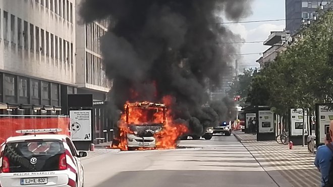 Avtobus na Slovenski cesti je zajel ogenj. FOTO: taksist Robi
