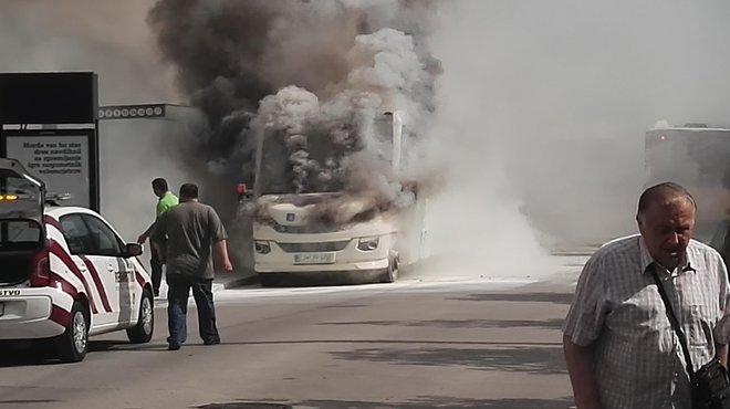 Avtobus na Slovenski cesti je zajel ogenj. FOTO: taksist Robi