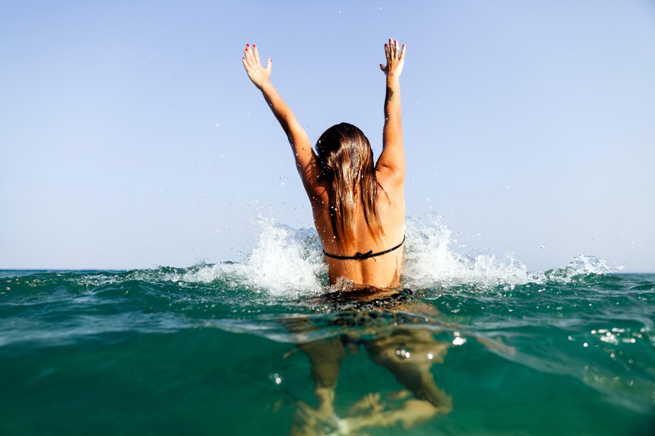 Fotografija: ženska dekle morje veselje čofotanje plavanje FOTO: Shevtsovy Getty Images/istockphoto
