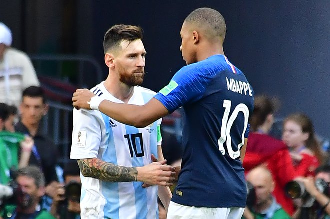 Lionel Messi je čestital 12 let mlajšemu Mbappeju in še s svojega četrtega mundiala odšel razočaran domov. Foto: AFP