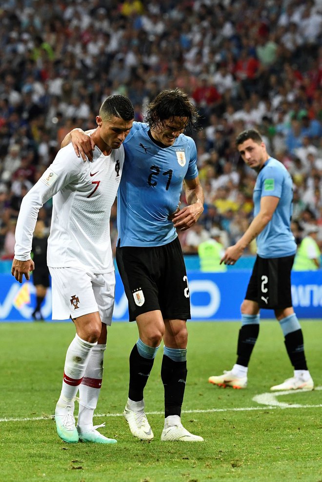 Strelec dveh golov za Urugvaj Edinson Cavani se je v 74. minuti poškodoval, poraženi Cristiano Ronaldo pa mu je pomagal zapustiti igrišče. Foto: AFP