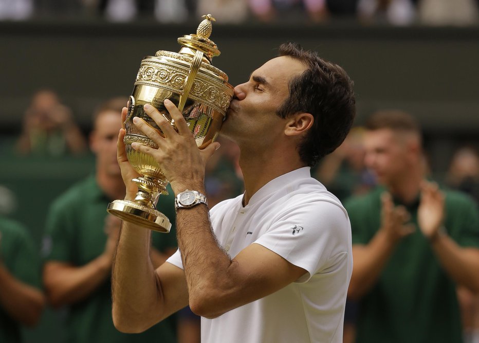 Fotografija: Roger Federer želi še devetič poljubiti wimbledonsko trofejo. Foto: AP