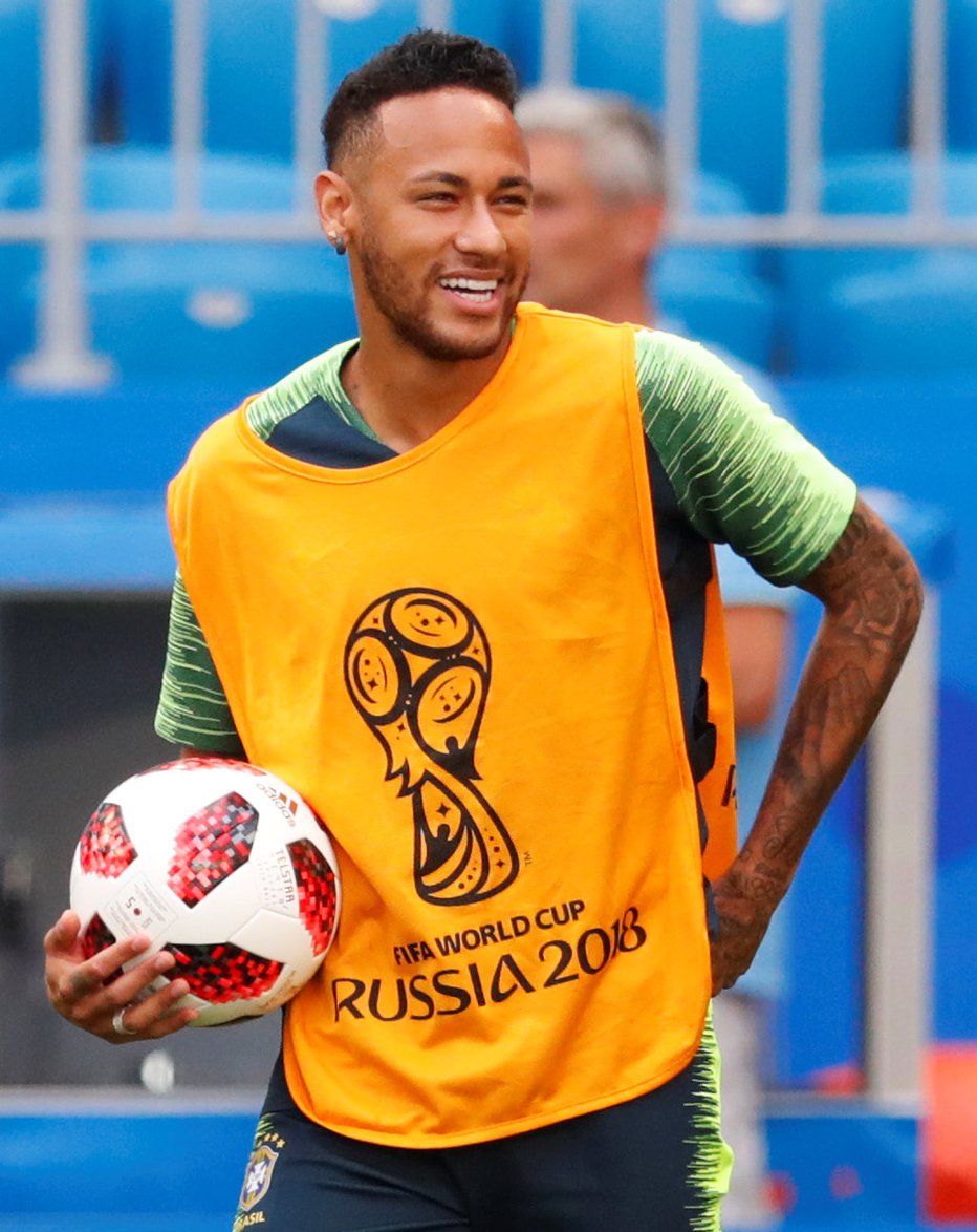 Fotografija: Brazilski zvezdnik Neymar sproščeno pričakuje tekmo z Mehičani. Foto: Reuters