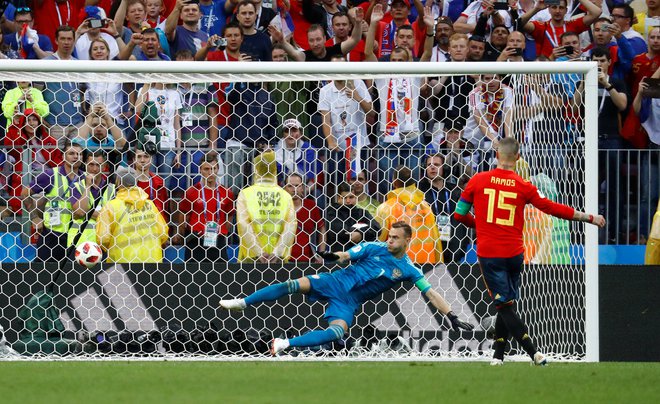 Ruski vratar je postal velik junak, ubrnil je dva španska strela z bele točke, Sergio Ramos pa je zadel. FOTO: Kai Pfaffenbach, Reuters