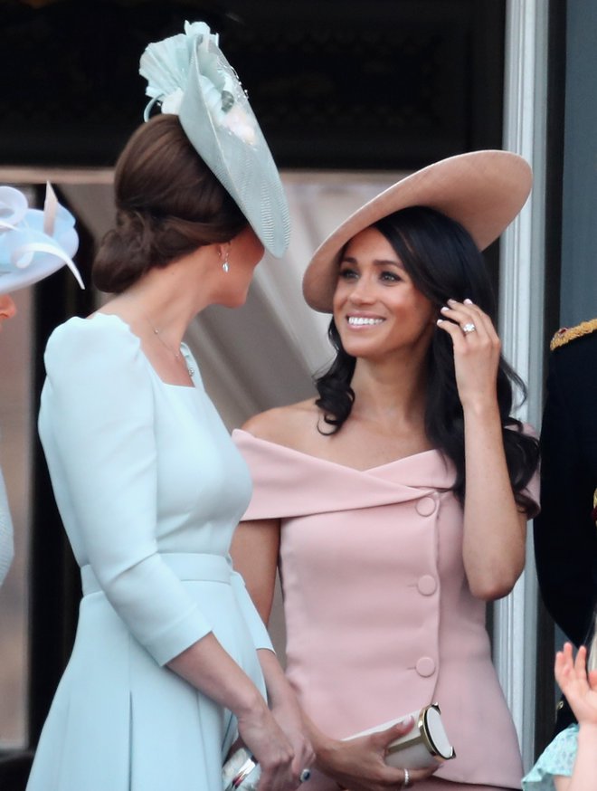 Na praznovanju kraljičinega rojstnega dne sta nosili zelo podobna klobuka. FOTO: Guliver/Getty Images
