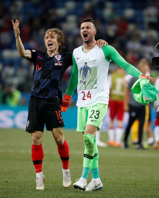 Kapetan Hrvaške Luka Modrić in vratar Danijel Subašić slavita veliko zmago. Foto: Reuters