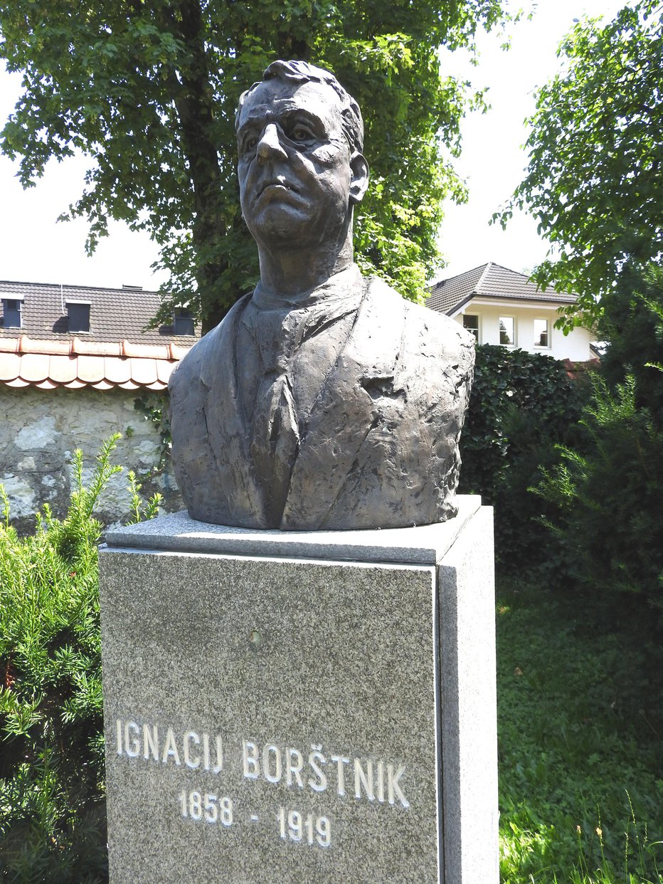 Fotografija: Doprsni kip Ignacija Borštnika stoji v spominskem parku v središču Cerkelj. FOTO: Janez Kuhar
