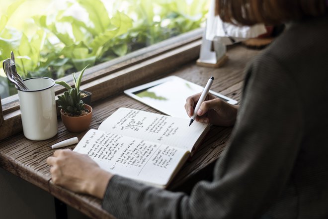 Najbolj se boste povezali s sabo, če iz pisanja ustvarite ritual in pišete vsak dan ob istem času. FOTO: Guliver/Getty Images