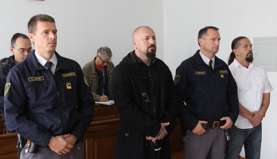Fotografija: Budimović (desno) je obsojen na pogojno kazen, Mujagić (na sredi) bo v zaporu 2 leti in 10 mesecev. FOTO: Boštjan Fon