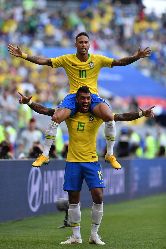 Paulinho nosi brazilskega nogometnega kralja Neymarja. Foto: AFP