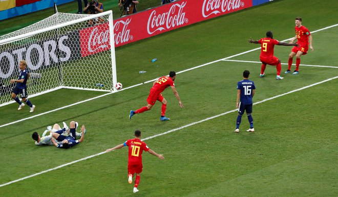 Chadli, v sredini, je v zadnji minuti sodnikovega podaljška Belgiji zagotovil zmago in napredovanje v četrtfinalu. Foto: Reuters