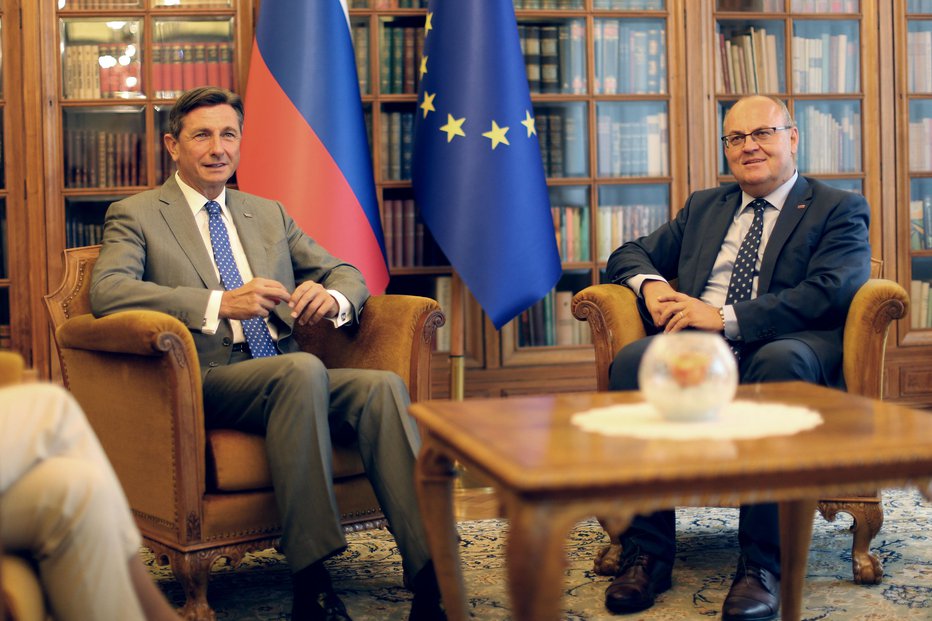 Fotografija: Predsednik Borut Pahor in Jožef Horvat na pogovoru v Vili Podrožnik. FOTO: Tomi Lombar, Delo