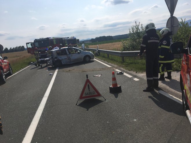 Eden od udeležencev nesreče, ki se je pripetila med Slovensko Bistrico in Ptujem, je ostal ukleščen v zmečkanem avtomobilu. FOTO: Pgd Talum KidriČevo