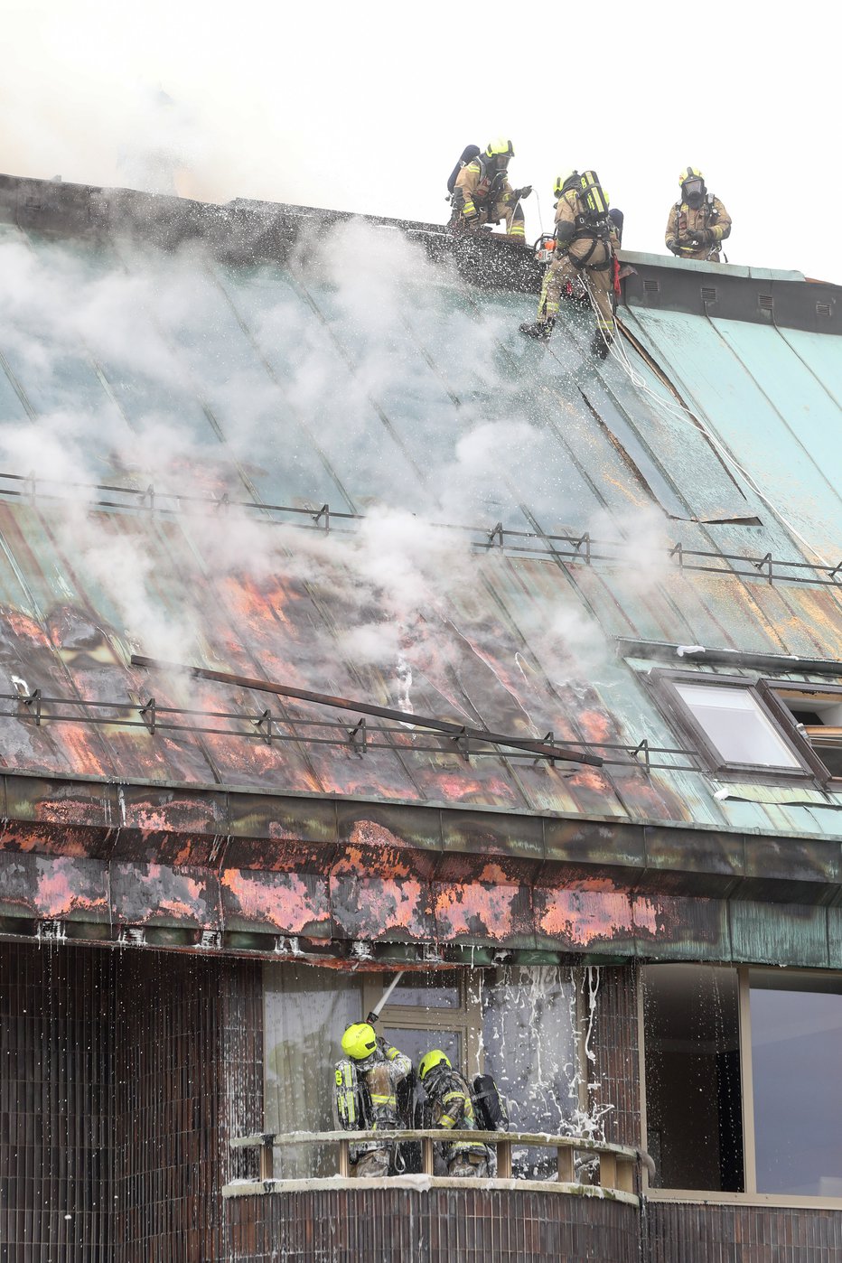Fotografija: Gasilci so požar gasili z vrha strehe.