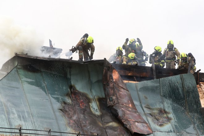 75 gasilcev gasilo požar na strehi kongresnega dela hotela Union. FOTO: Marko Feist