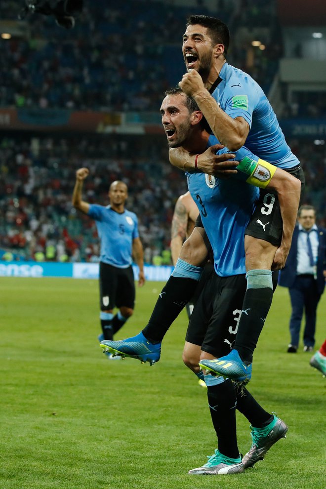 Kapetan Urugvaja Diego Godin in Luis Suarez ciljata na finale SP. FOTO: AFP