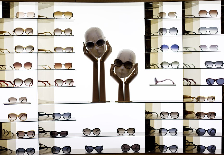 Fotografija: Sončna očala so nepogrešljiv in koristen modni dodatek. FOTO: Reuters