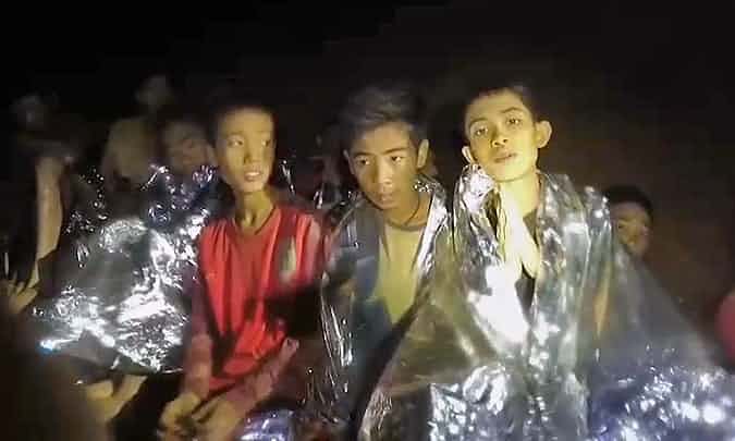 Fotografija: Najstniki so oskrbljeni s hrano in obleko, k sreči je v jami 25 °C.