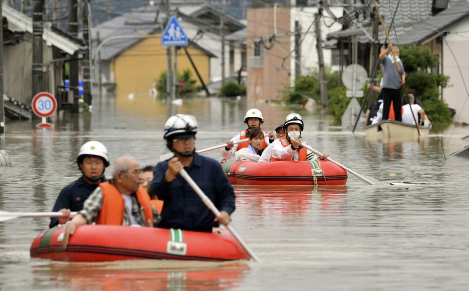 Fotografija: Prebivalce polmilijonskega mesta Kurašiki so reševali s čolni. FOTO: AP