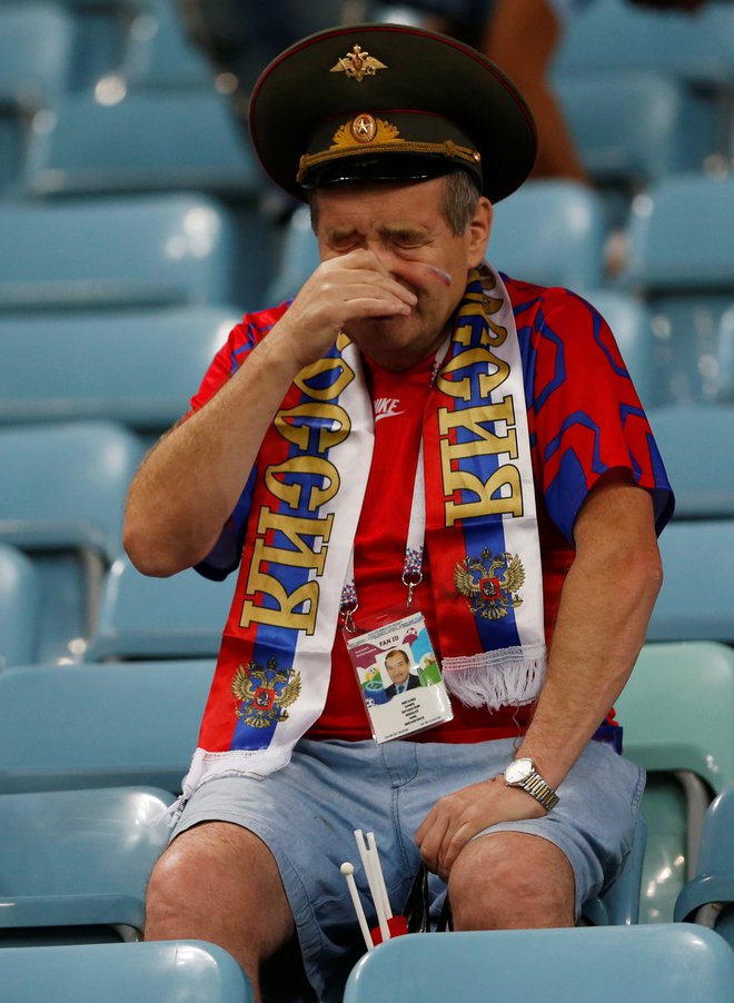 Ruski navijači so neutolažljivo jokali po izpadu zbornaje komande. Foto: Reuters