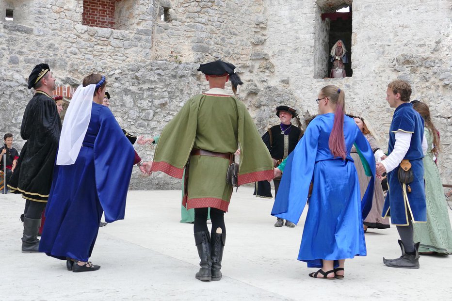 Fotografija: Na gradu bodo zaplesali srednjeveške plese. Foto: Primož Hieng