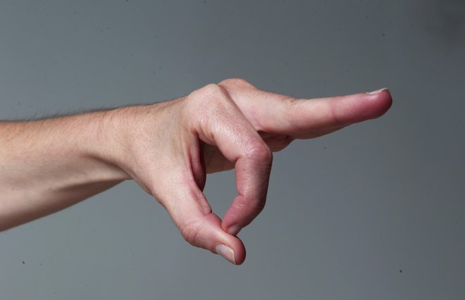 Čin mudra: staknemo vršičke kazalcev in palcev ali postavimo vršiček kazalca na pregib palca.