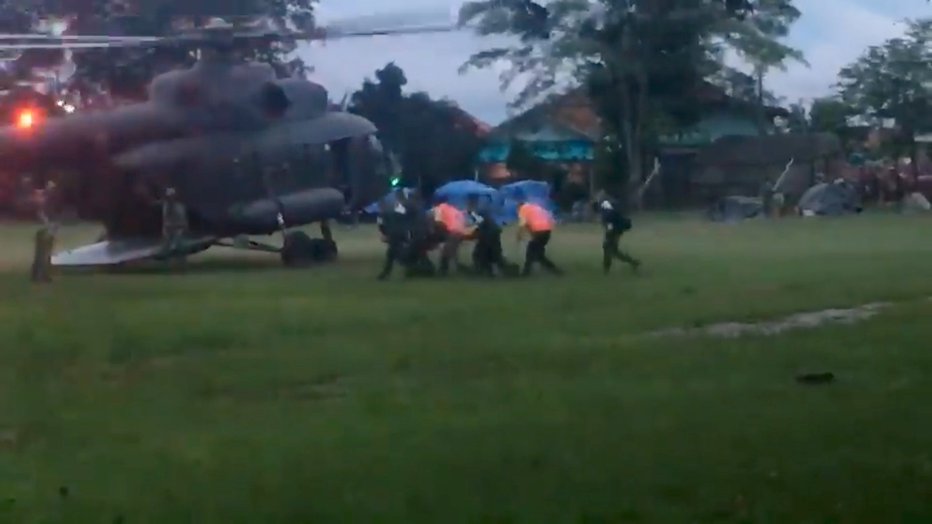 Fotografija: Na nosilih v helikopter in v bolnišnico. Foto: Reuters