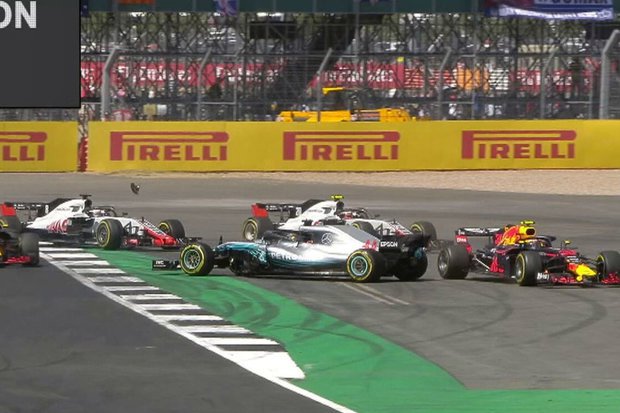 Fotografija: Lewisa Hamiltona je po dotiku Kimija Räikkönena zavrtelo in odneslo s steze. Foto: Twitter