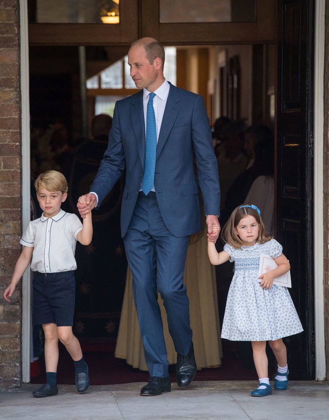Princa Georgea in princeso Charlotte je na krst pripeljal oče. FOTO: REUTERS