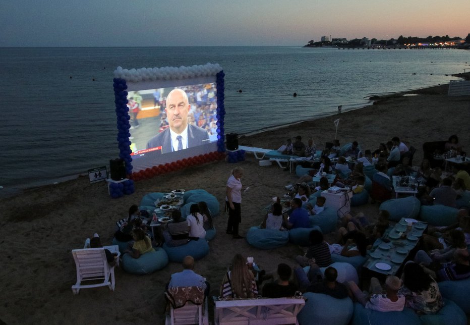 Fotografija: Mnogi si bodo tekmo lahko ogledali kar na plaži. FOTO: Reuters