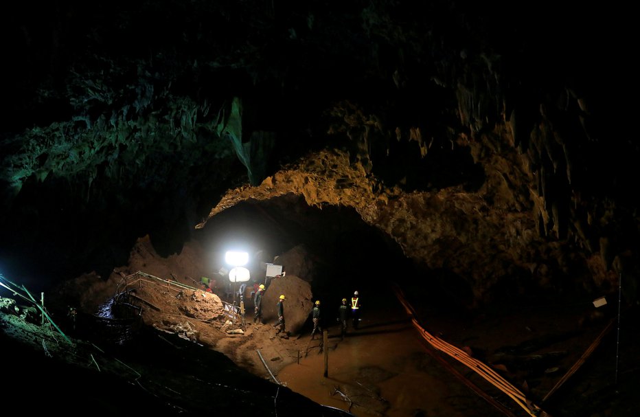 Fotografija: Tajska jama, ki je bila tako poplavljena, da so dečki in trener ostali ujeti. FOTO: Reuters