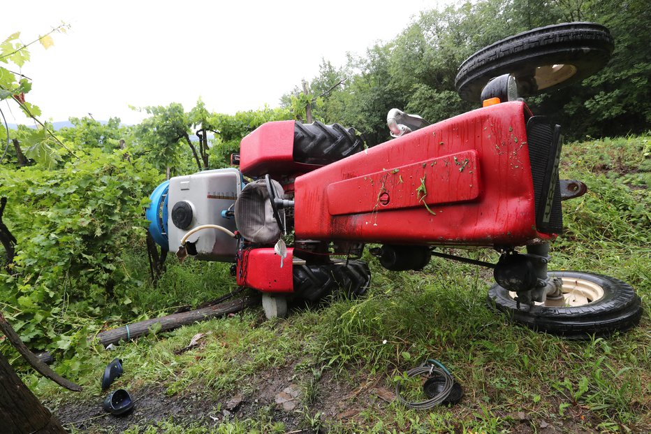 Fotografija: Danilo je mrtev obležal pod traktorjem. Foto: Dejan Javornik