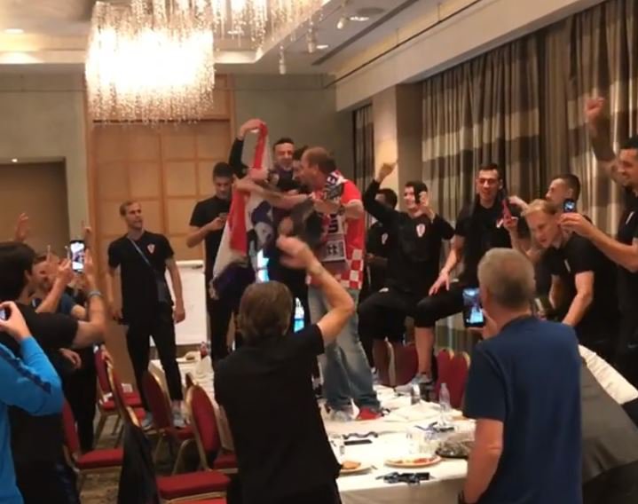 Fotografija: Zabava v hotelu, kjer bivajo Hrvati. Igral in pel jim je sloviti Mladen Grdović. FOTO: Instagram