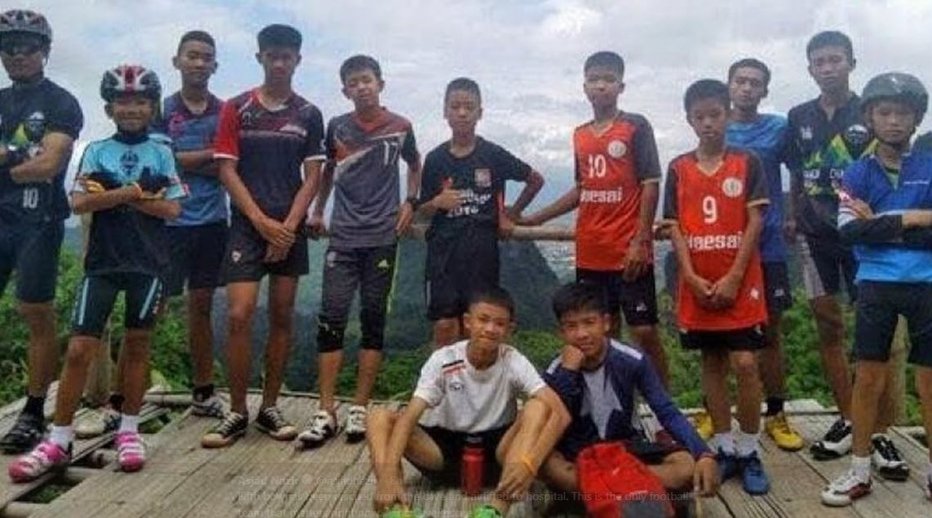 Fotografija: Nogometna ekipa ujeta v tajski jami. FOTO: Twitter