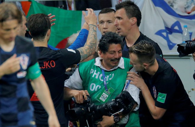 Mehiški fotograf Yuri Cortez in veselje hrvaških nogometašev. FOTO: Reuters