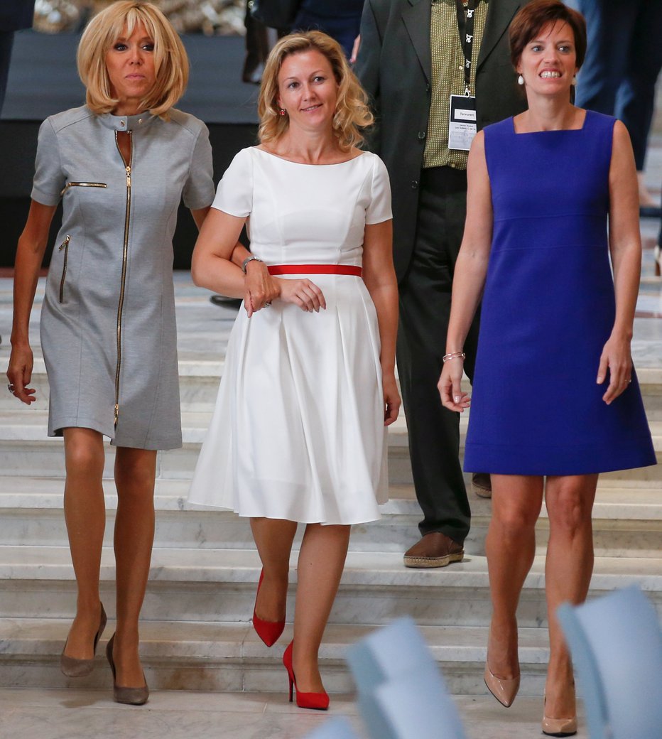 Fotografija: Mojca Stropnik, Brigitte Macron in Amelie Derbaudrenghien. FOTO: Reuters