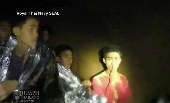 Eden prvih posnetkov iz jame, Abdul je prvi z desne. FOTO: Royal Thai Navy Seal