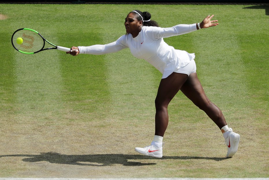 Fotografija: Serena Williams se želi iztegniti še do svojega osmega naslova v Wimbledonu. FOTO: Reuters