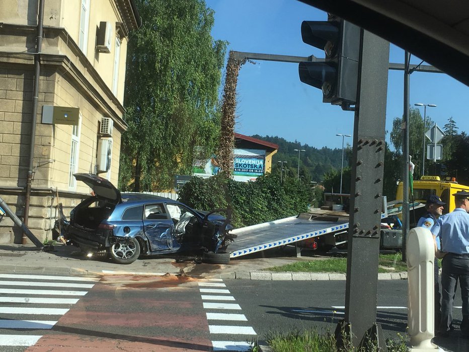 Fotografija: Semafor je pod silo udarca popustil, avto je precej uničen. FOTO: Jaroslav Jankovič