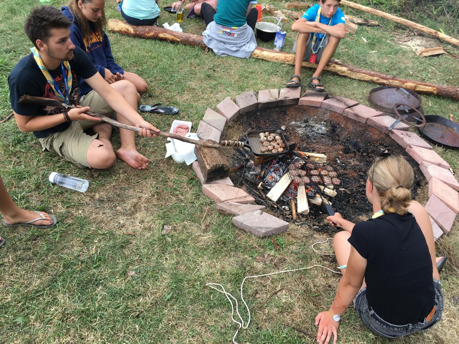 Fotografija: Takole taborniki zakurijo ogenj in z malce kuharskega znanja mimogrede pripravijo nekaj okusnega! Foto: Špela Ankele